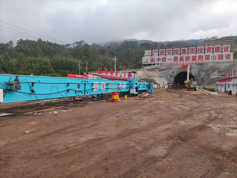 中铁一局承建柳梧铁路紫荆瑶山隧道移动栈桥